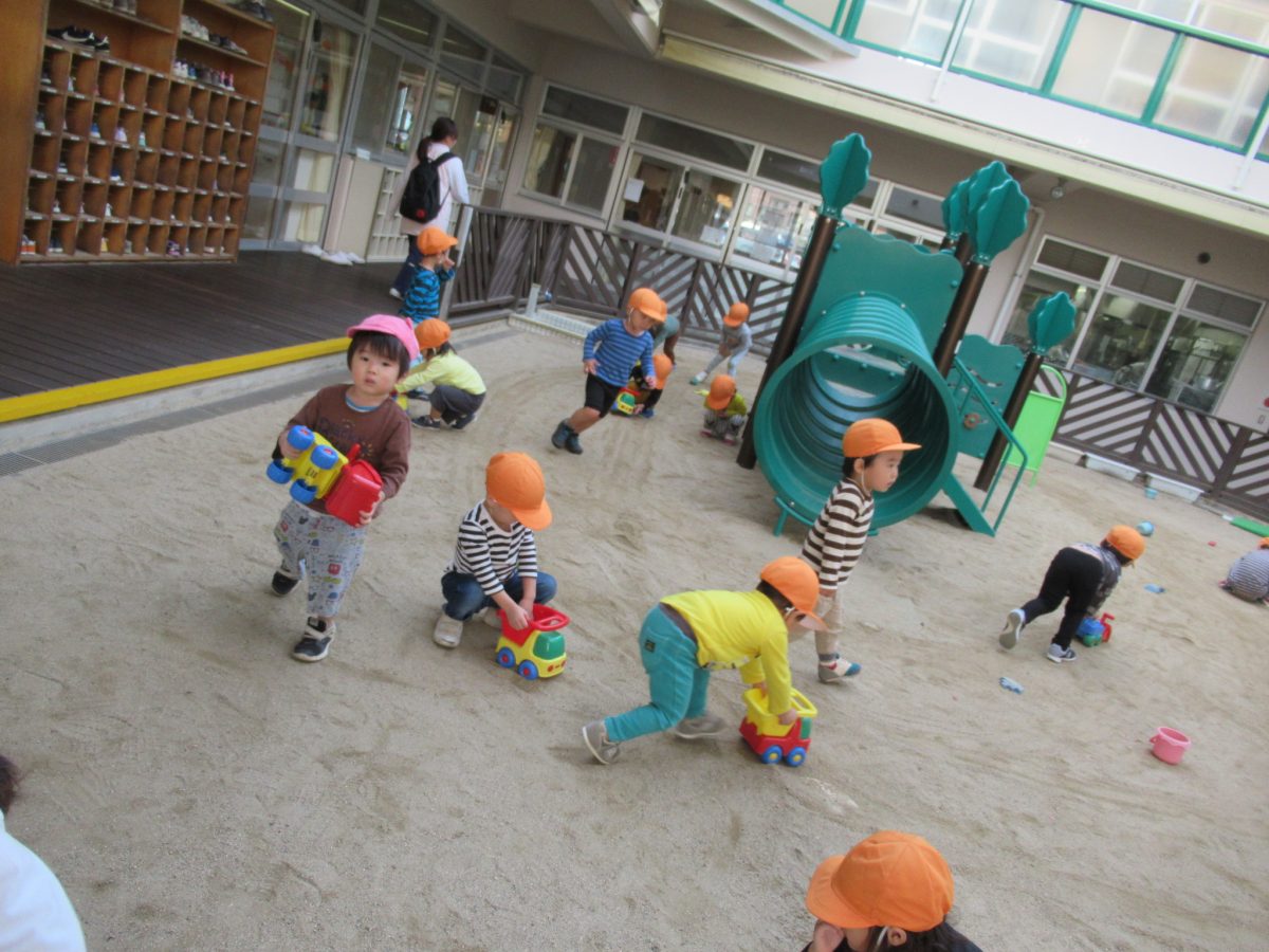 11月１２日　中庭で遊びました